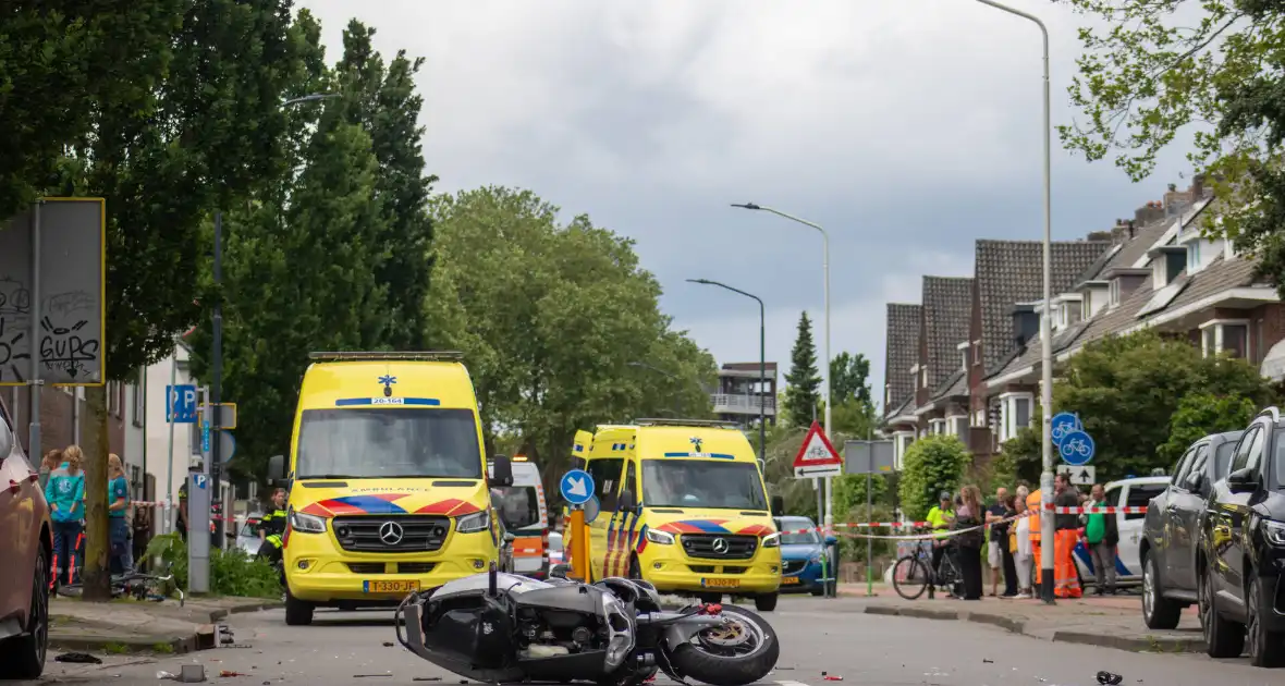 Twee zwaargewond bij aanrijding met motorscooter en fietsster - Foto 3