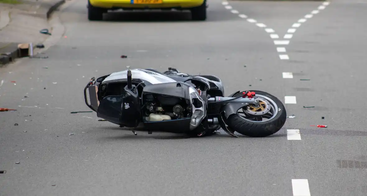 Twee zwaargewond bij aanrijding met motorscooter en fietsster - Foto 4