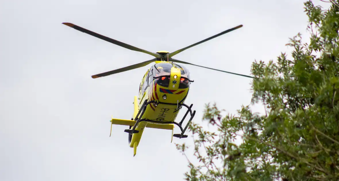 Twee zwaargewond bij aanrijding met motorscooter en fietsster - Foto 5