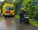 Scooterrijder raakt lantaarnpaal, opzittende gewond