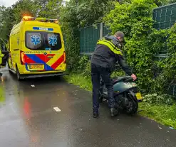 Scooterrijder raakt lantaarnpaal, opzittende gewond