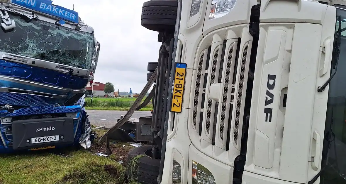 Vrachtwagen kantelt na botsing met andere vrachtwagen