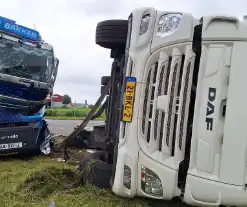 Vrachtwagen kantelt na botsing met andere vrachtwagen