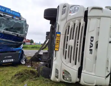 Vrachtwagen kantelt na botsing met andere vrachtwagen