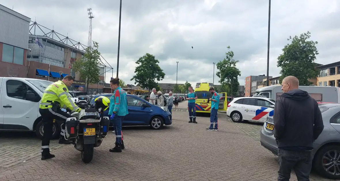 Bestuurder rijdt tegen geparkeerde auto's op parkeerplaats