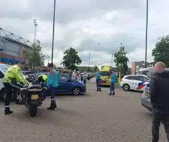 Bestuurder rijdt tegen geparkeerde auto's op parkeerplaats