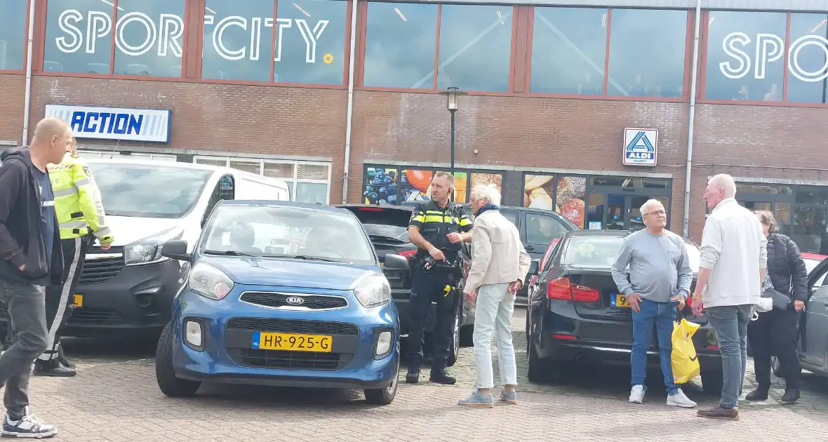 Bestuurder rijdt tegen geparkeerde auto's op parkeerplaats - Foto 1