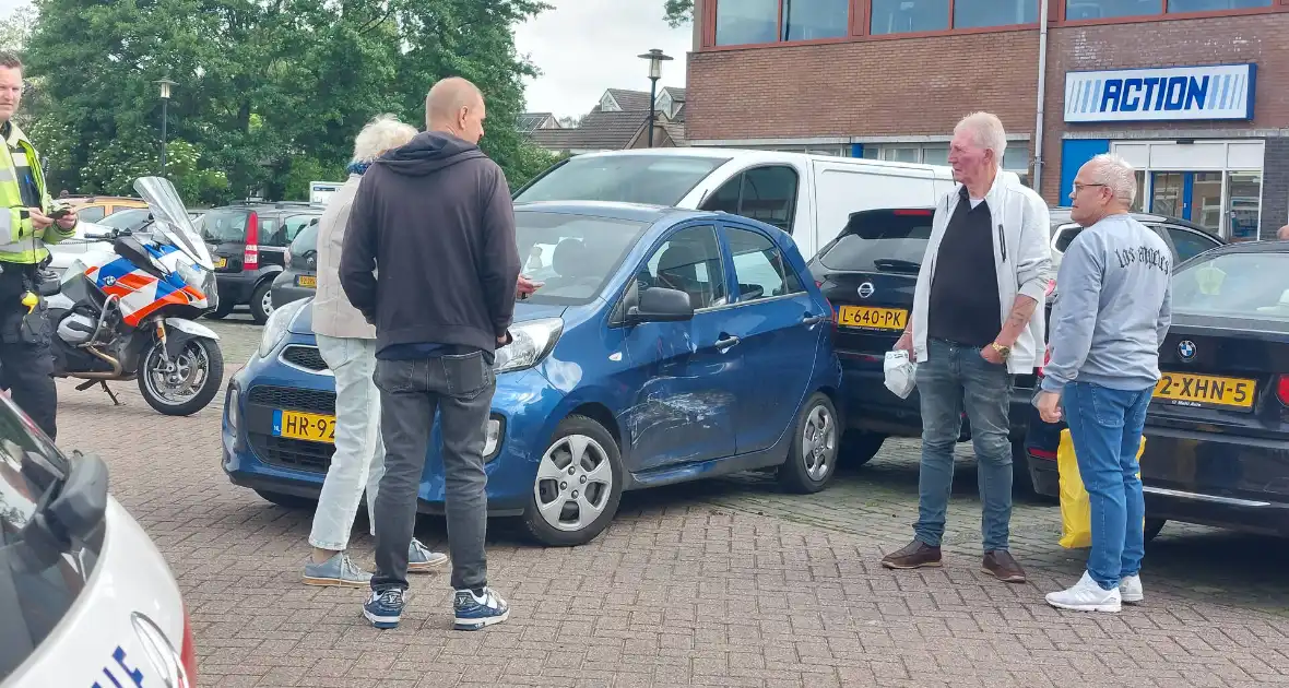 Bestuurder rijdt tegen geparkeerde auto's op parkeerplaats - Foto 3