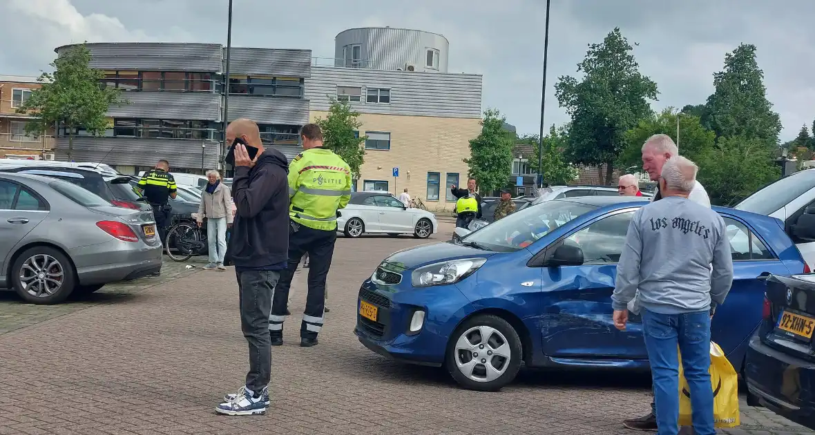 Bestuurder rijdt tegen geparkeerde auto's op parkeerplaats - Foto 4