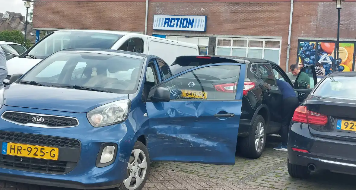 Bestuurder rijdt tegen geparkeerde auto's op parkeerplaats - Foto 5