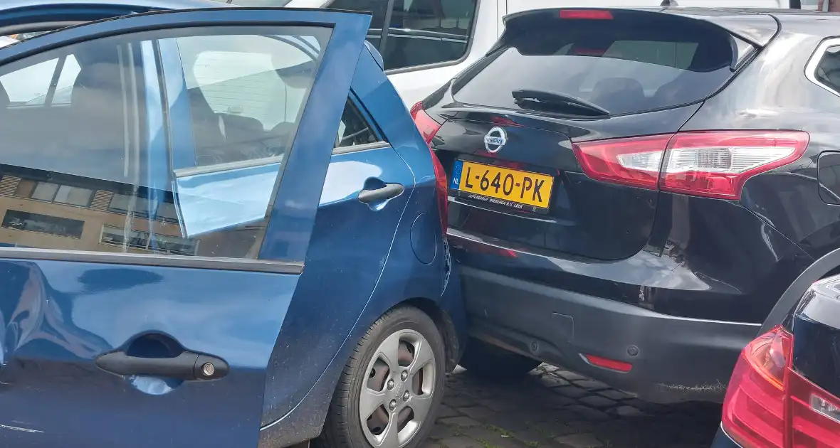 Bestuurder rijdt tegen geparkeerde auto's op parkeerplaats - Foto 6