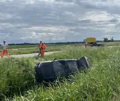 Auto belandt met aanhanger in de sloot