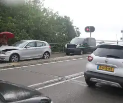 Drie auto's botsen bij brug