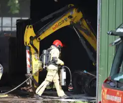 Brandweer schaalt uit voorzorg op bij brand in loods