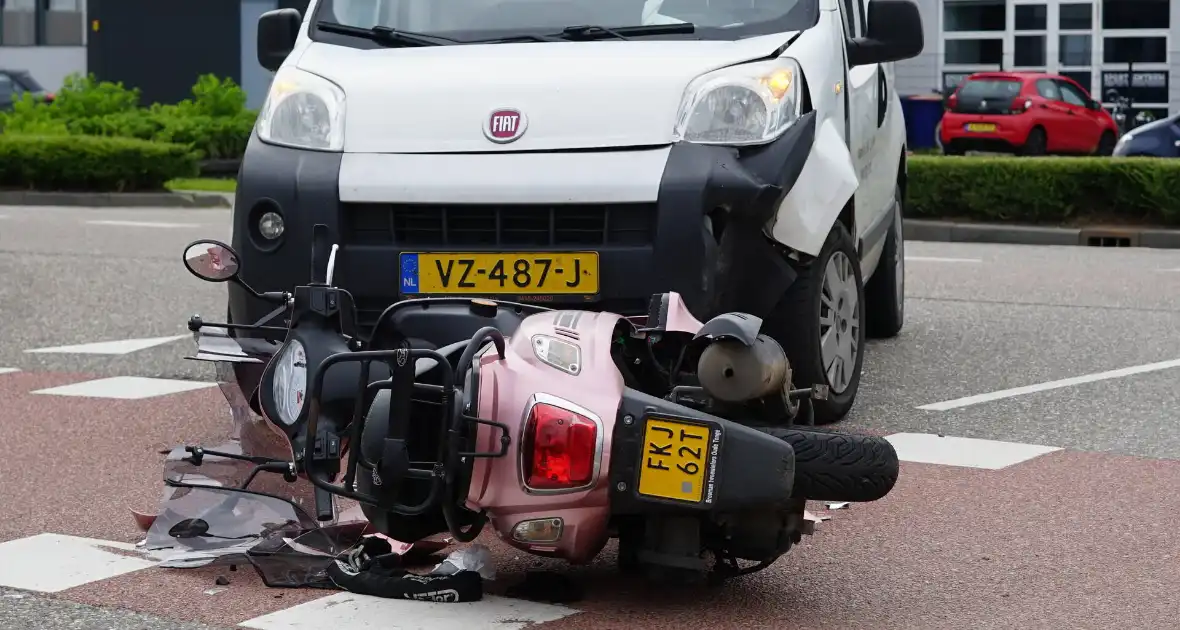Scooterrijdster gewond bij aanrijding met bestelbus - Foto 10