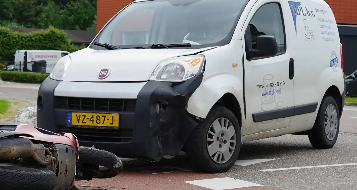 Scooterrijdster gewond bij aanrijding met bestelbus - Foto 11