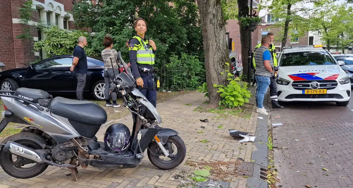 Scooterrijder crasht tegen boom en raakt gewond