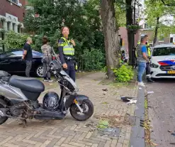 Scooterrijder crasht tegen boom en raakt gewond