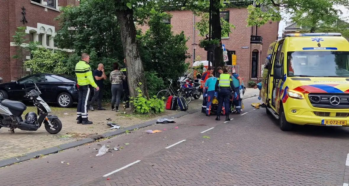 Scooterrijder crasht tegen boom en raakt gewond - Foto 4