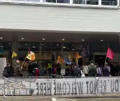 Extinction Rebellion demonstreerd bij cruise terminal