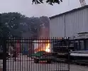 Brandweer schaalt uit voorzorg op bij brand bij loods