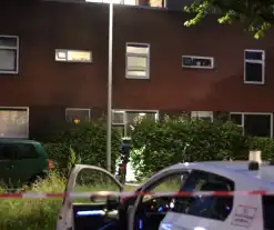 Voorgevel en voordeur beschadigd na explosie