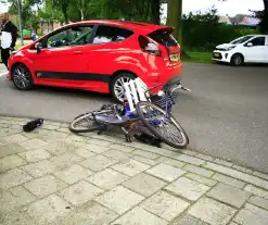 Fietser hard ten val na aanrijding met auto