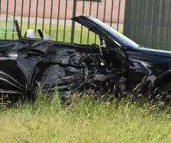 Dure sportauto rijdt tegen boom, veel schade