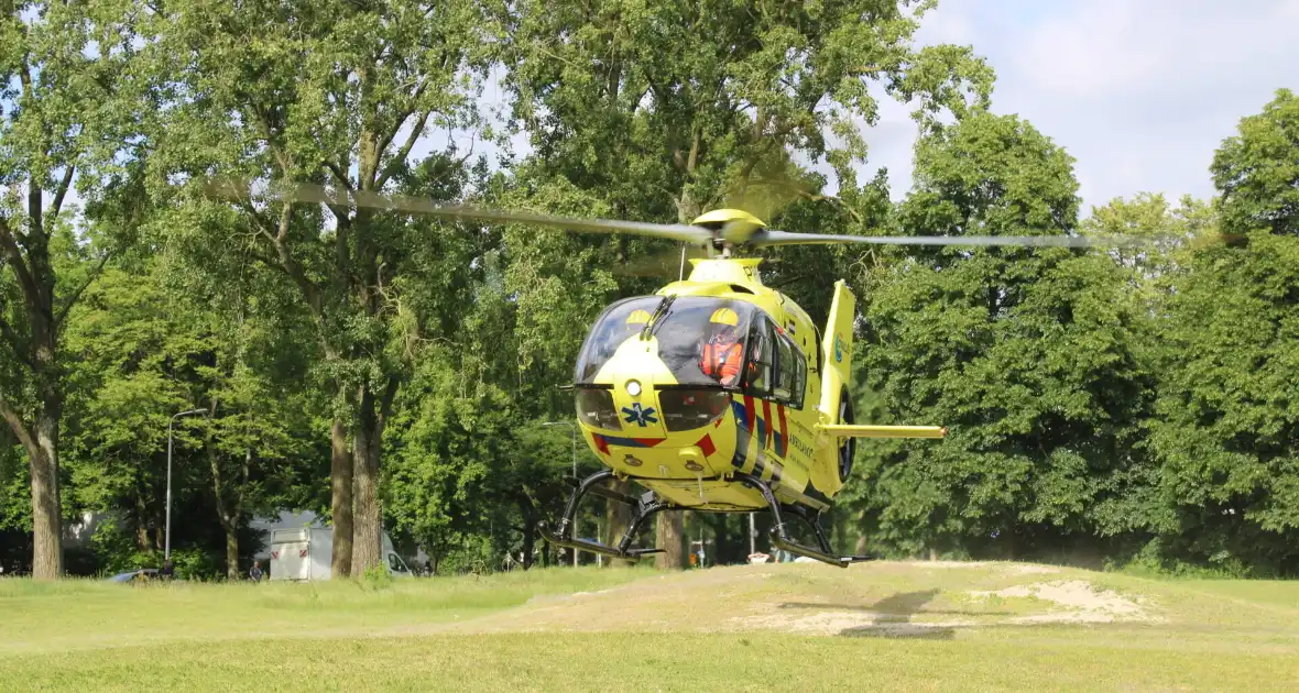 Traumahelikopter landt voor noodsituatie in woning