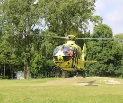 Traumahelikopter landt voor noodsituatie in woning