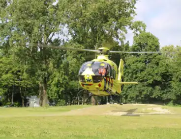 Traumahelikopter landt voor noodsituatie in woning
