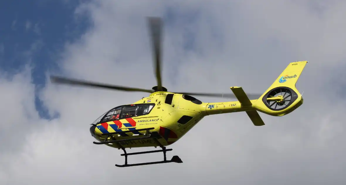 Traumahelikopter landt voor noodsituatie in woning - Foto 2