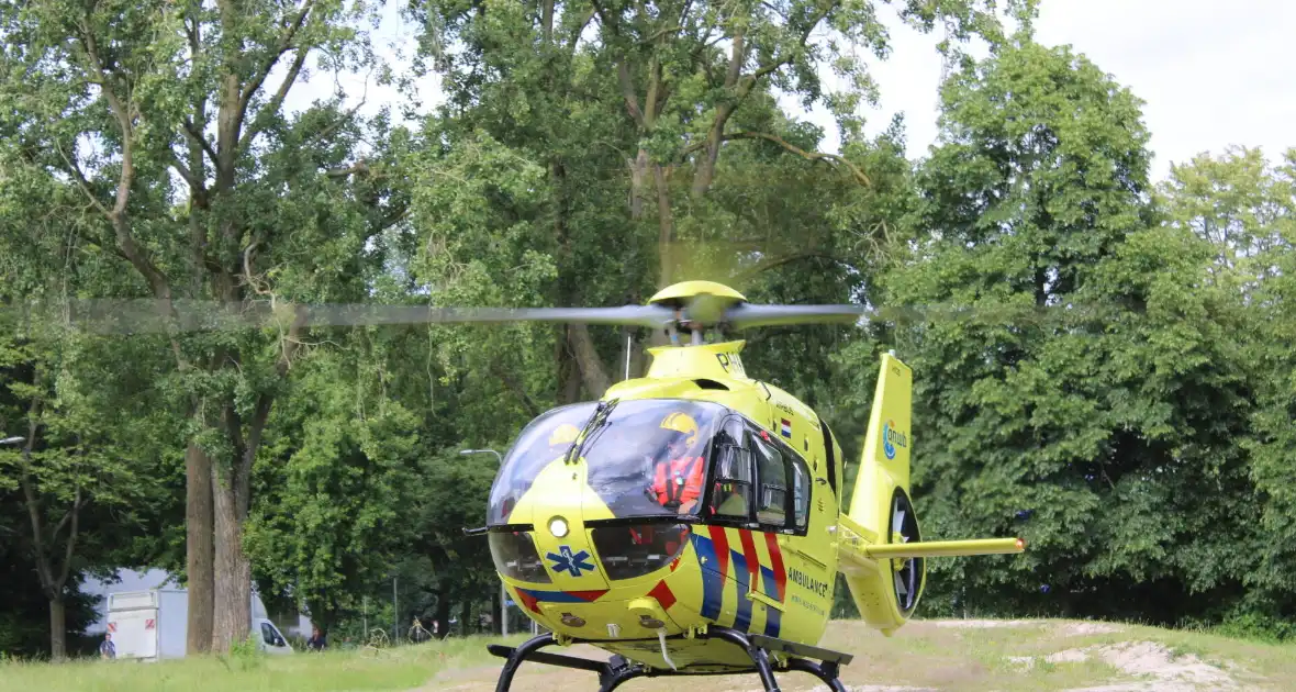 Traumahelikopter landt voor noodsituatie in woning - Foto 5