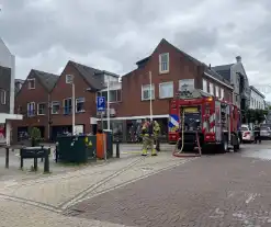 Brandweer blust brand in drogisterij winkel