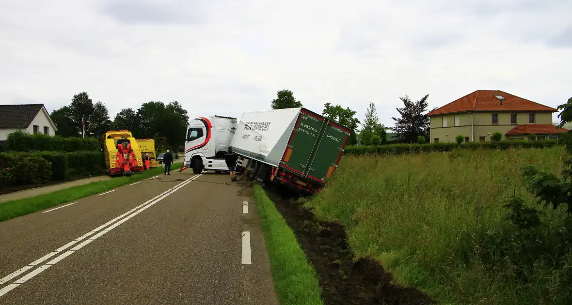 Vrachtwagencombinatie raakt van de weg