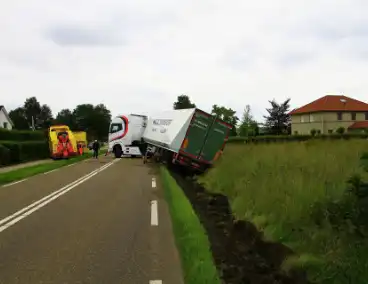 Vrachtwagencombinatie raakt van de weg