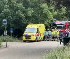 Wandelaar wordt uit bos getild door brandweer