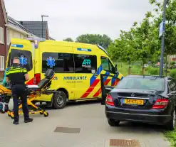 Politie tikt autoruit in nadat onwel geworden persoon tegen lantaarnpaal botst