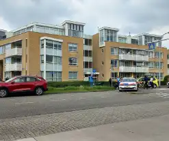 Scooterrijder botst met personenauto