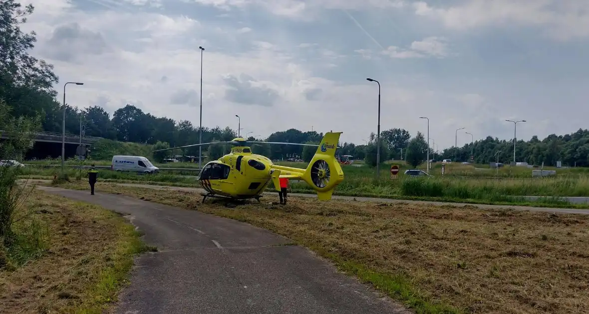 Traumahelikopter landt langs snelweg voor rendez-vous - Foto 3
