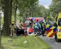 Auto knalt hard tegen boom, bestuurder zwaargewond