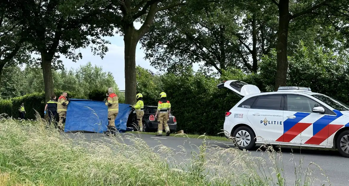 Auto knalt hard tegen boom, bestuurder zwaargewond - Foto 4
