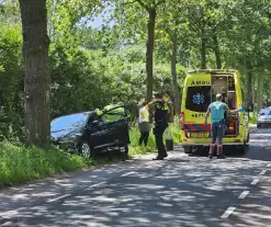 Bestuurder belandt tegen boom met auto