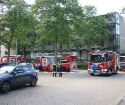 Brand op vijfde verdieping, veel hulpdiensten aanwezig