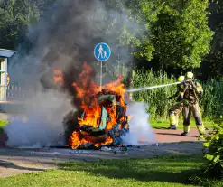 Bakfiets met 2 wasmachines in lichterlaaie