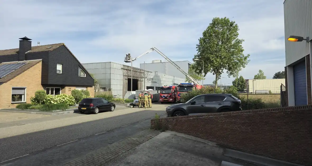 Bedrijf ontruimd door brand in bedrijfshal - Foto 6