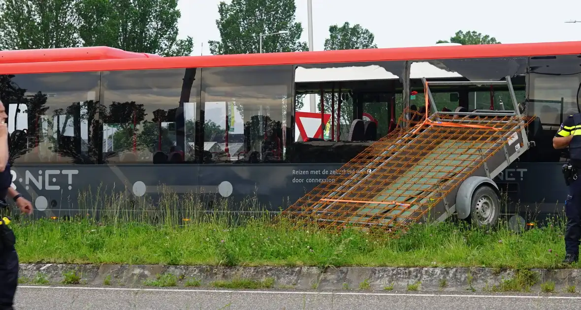 Aanhangwagen boort zich in lijnbus