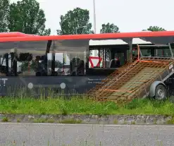 Aanhangwagen boort zich in lijnbus