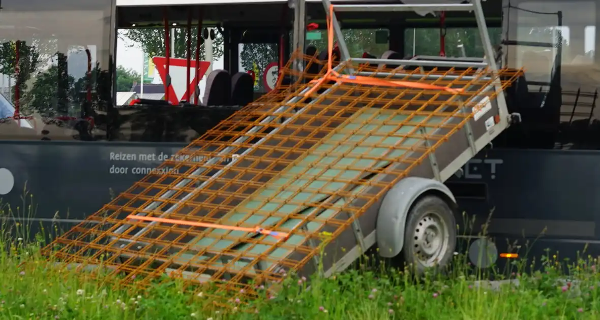 Aanhangwagen boort zich in lijnbus - Foto 2