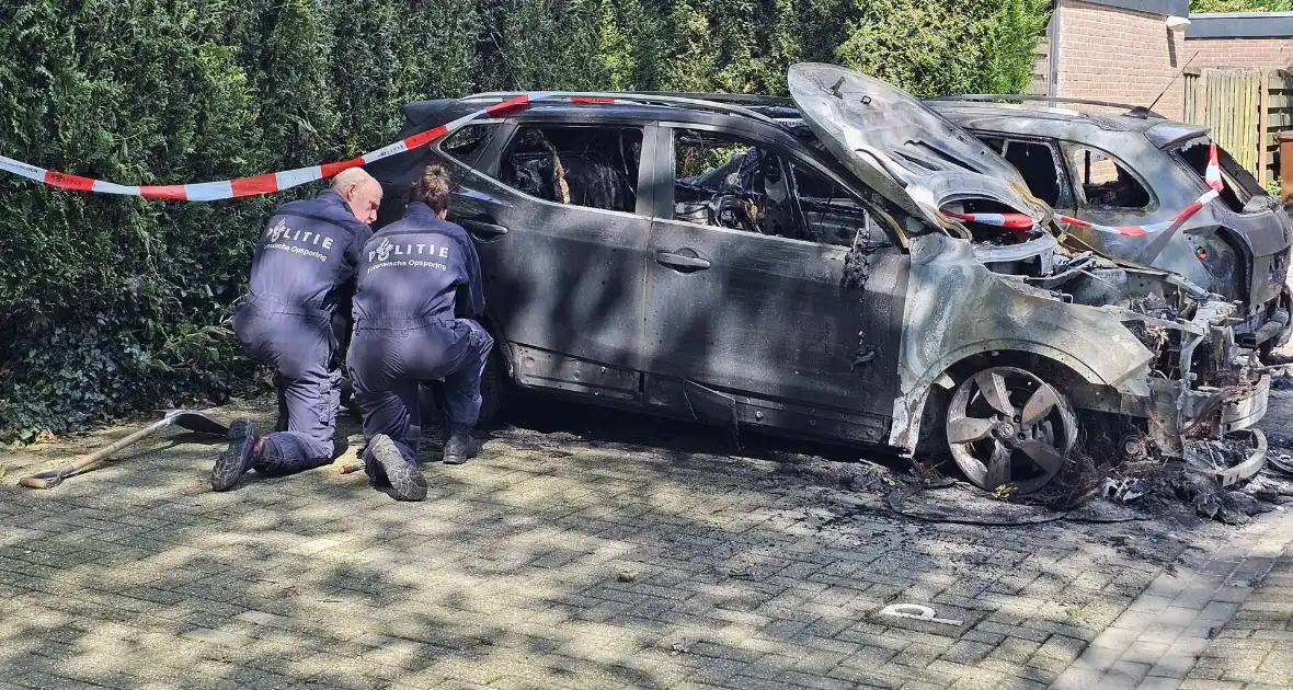 Na dagen van onrust, twee auto's afgebrand